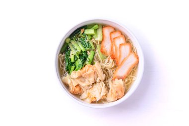 Mantı soslu erişte çorbası ve beyaz arka planda ızgara kırmızı domuz eti, Asya yemeği, Top View.