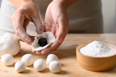 El yapımı Tangyuan, Çin tatlısı topak glüten pirinç unu ve siyah susam ile dolu.