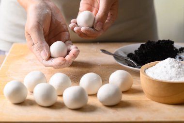 El yapımı Tangyuan, Çin tatlısı topak glüten pirinç unu ve siyah susam ile dolu.