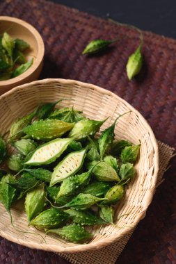 Taze organik acı kabak ya da bambu sepetinde acı kavun, gıda malzemeleri ve bitkisel ilaç.