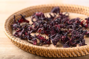 Kuru roselle (Hibiscus sabdariffa), besin boyası ve içecek malzemesi, kan basıncını düşürmek için bitkisel ilaç