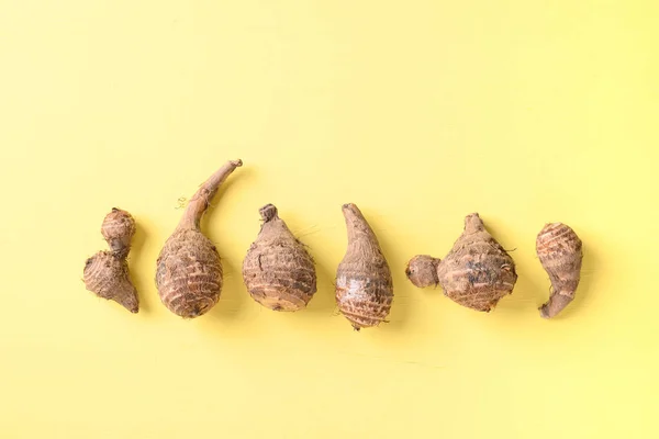 Organické Taro Žlutém Pozadí Ošklivý Zeleninový Koncept Potravinový Trend — Stock fotografie