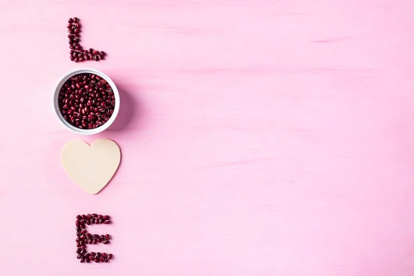 Αγάπη Από Σπόρους Φασολιών Αζούκι Σχήμα Καρδιάς Ροζ Φόντο Valentine — Φωτογραφία Αρχείου