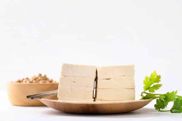 Tofu Orgânico Placa Biodegradável Com Fundo Branco Ingredientes Alimentares Vegan — Fotografia de Stock