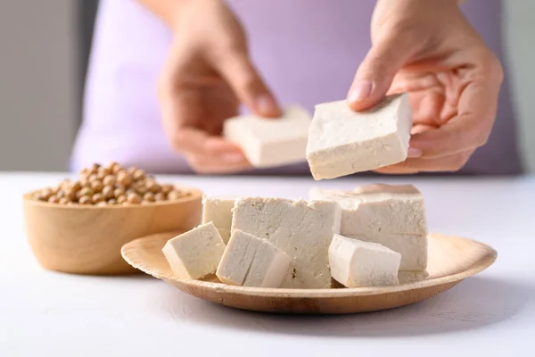 Tofu Orgânico Placa Biodegradável Com Mão Preparar Tofu Para Cozinhar — Fotografia de Stock