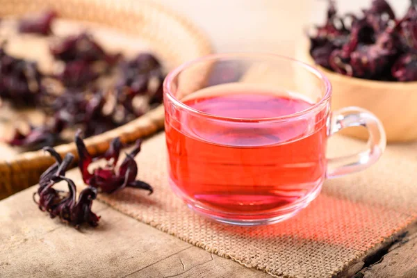 Ξηρό Τσάι Roselle Ποτήρι Ποτήρι Ξύλινο Hibiscus Sabdariffa Φυτικό Ποτό — Φωτογραφία Αρχείου