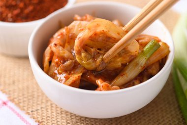 Bir kasede kimçi lahanası yemek çubukları, Kore ev yapımı mayalanmış meze.