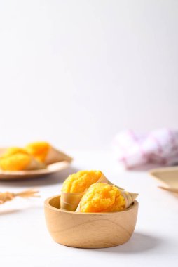 Beyaz arka planda ahşap kasede ev yapımı Toddy palmiye pastası, Tayland geleneksel tatlısı.