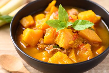 Tahta masada domuz etli baharatlı balkabağı çorbası.