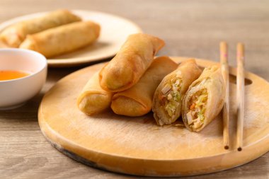 Tofu, lahana, havuç ve soslu cam erişteyle doldurulmuş Asya usulü kızarmış börek. Vejetaryen yemeği