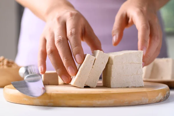 Organické Tofu Řezání Dřevěné Desce Připravit Vaření Vegan Složky Potravin — Stock fotografie