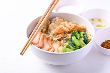 Mantı köfteli erişte çorbası ve beyaz arka planda ızgara kırmızı domuz eti, Asya yemeği.