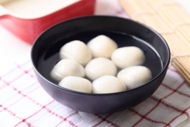 Tangyuan, Çin tatlıları topuz glüten pirinç unundan yapılır ve zencefil çorbası ya da şurupla kaplanır.