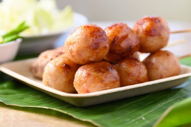 Tayland sosisi ya da Isan sosisi, ızgara mayalanmış pirinç kıymalı domuz eti, popüler Tayland sokak yemekleri.