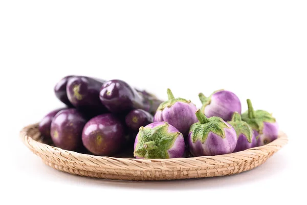Свежие Органические Тайский Фиолетовый Баклажаны Маленькой Корзине Белом Фоне Пищевой — стоковое фото