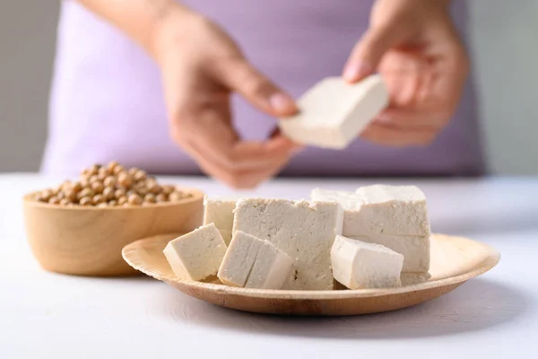 Tofu Orgânico Placa Biodegradável Com Mão Preparar Tofu Para Cozinhar — Fotografia de Stock