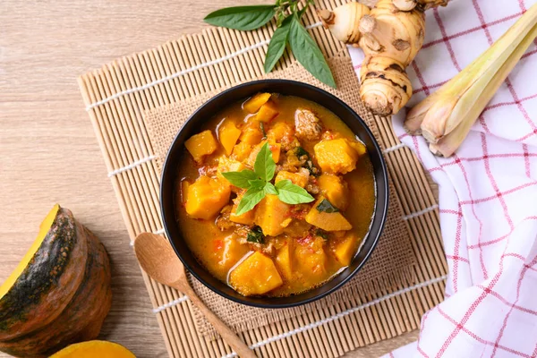 Sopa Curry Calabaza Picante Tailandesa Con Cerdo Mesa Madera Vista — Foto de Stock