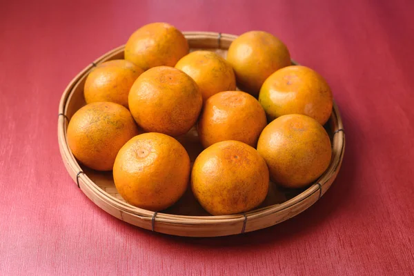 Fruta Laranja Cesta Bambu Fundo Vermelho Ano Novo Chinês Ano — Fotografia de Stock