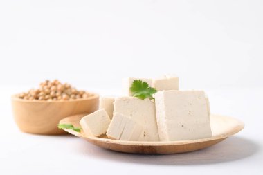 Bembeyaz arkaplanlı organik tofu, Asya mutfağında vegan besin maddeleri, bitki bazlı.