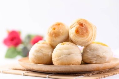 Çin böreği, fasulye, yumurta sarısı ya da muhallebi gibi pek çok tatlı ile doldurulmuş.