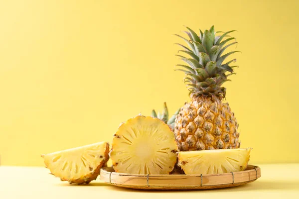 Vers Ananas Fruit Mand Gele Achtergrond Tropisch Fruit — Stockfoto