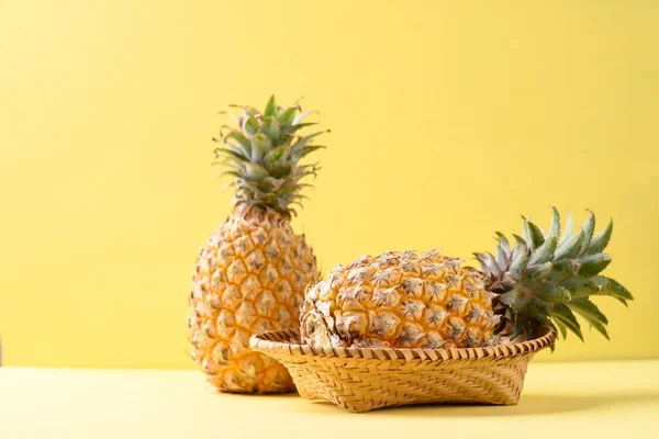 Vers Ananas Fruit Mand Gele Achtergrond Tropisch Fruit — Stockfoto