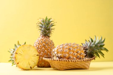 Sarı arka planda taze ananas meyvesi, tropikal meyve.