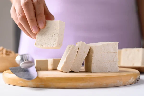 Corte Tofu Orgânico Tábua Madeira Preparar Para Cozinhar Ingredientes Alimentares — Fotografia de Stock