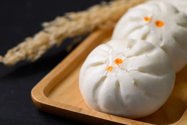 薄切りの豚肉 卵黄または板の上の甘い蒸し中国のパン アジア料理 — ストック写真