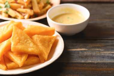 Kızarmış Burma tofusu ve baharatlı taze Burma tofu salatası, Tayland 'ın kuzeyinde Tai Yai yemeği.