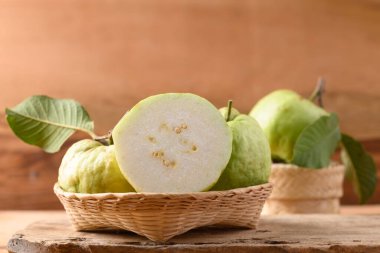 Tahta zemin üzerinde taze organik guava meyvesi, tropikal meyve