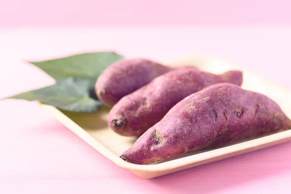 Purple Batatas Plato Natural Con Fondo Rosa — Foto de Stock