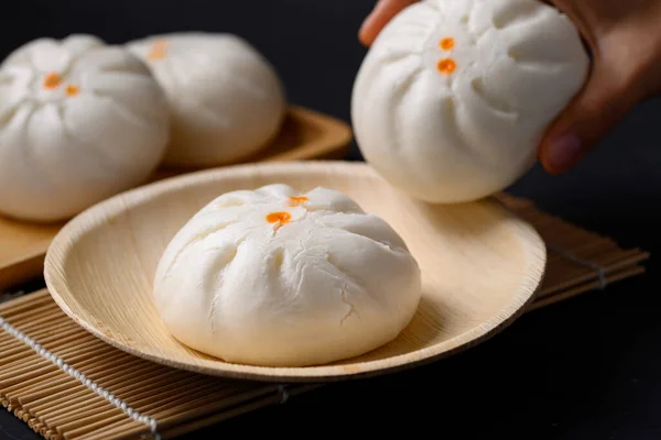 Gedämpftes Chinesisches Brötchen Gefüllt Mit Hackfleisch Eigelb Oder Süß Auf — Stockfoto