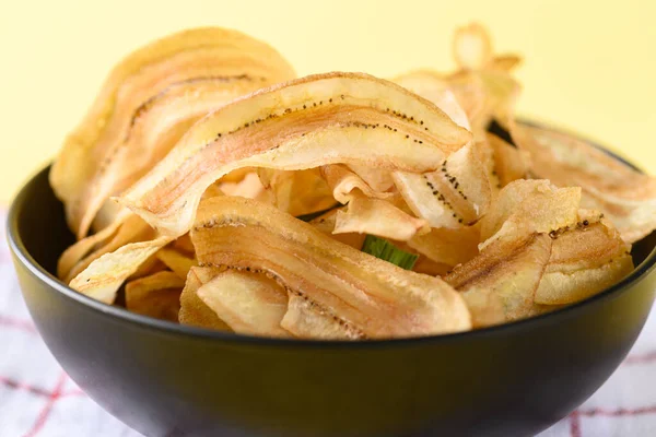 Bananchips Eller Banan Chips Svart Skål Gul Bakgrund Läckra Mellanmål — Stockfoto