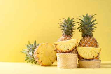 Taze ananas meyvesi ve sarı arka planda doğal el işi, tropikal meyve.