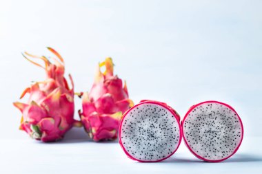 Renkli arkaplanda taze ejderha meyvesi veya pitaya, tropikal meyve