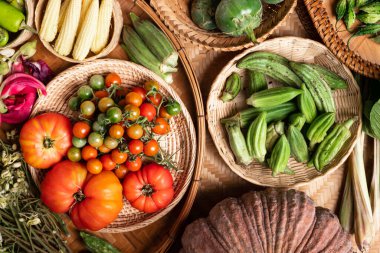 Tayland 'ın kuzeyindeki yerel çiftçi pazarından taze organik Asya sebzeleri, sürdürülebilirlik konsepti, Top view