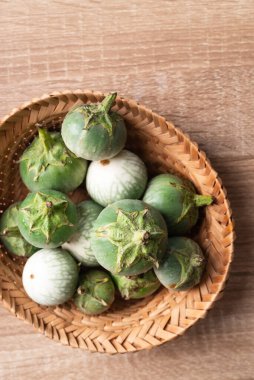 Tahta arka planda organik Tayland patlıcanları Tayland mutfağında gıda malzemeleri yerel çiftçi pazarından sebzeler.