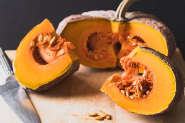 Tahta kesme tahtasında Asya balkabağı, yiyecek malzemeleri