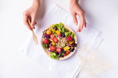 Doğal tabakta taze meyve ve sebze salatası. Beyaz arka planda yemeye hazır. Sağlıklı vejetaryen yemeği.