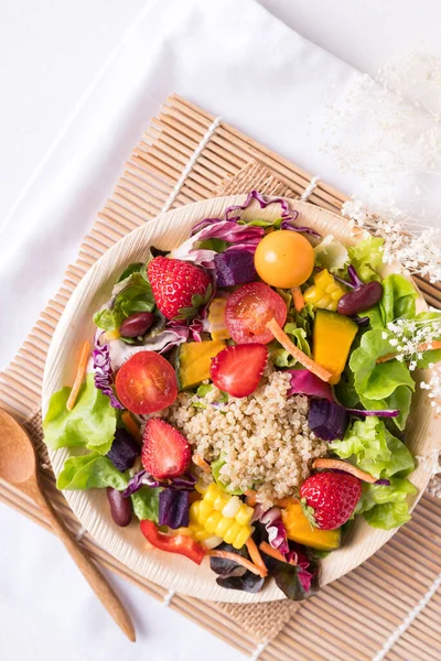 Salade Fruits Légumes Frais Mélangés Dans Une Assiette Naturelle Sur — Photo