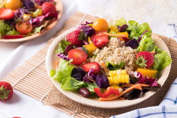 Ensalada Frutas Verduras Frescas Mezcladas Plato Natural Sobre Fondo Blanco —  Fotos de Stock