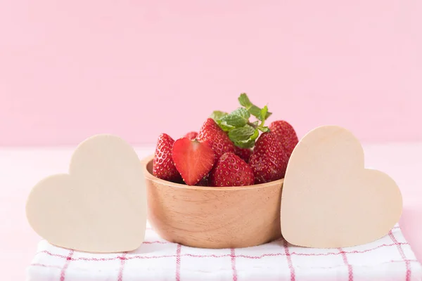 Φρέσκα Φρούτα Φράουλας Ένα Μπολ Λευκό Σχήμα Καρδιάς Ζευγαριού Ροζ — Φωτογραφία Αρχείου