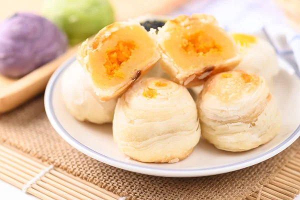 Kue Pastry Cina Diisi Dengan Banyak Manis Seperti Kacang Hijau — Stok Foto