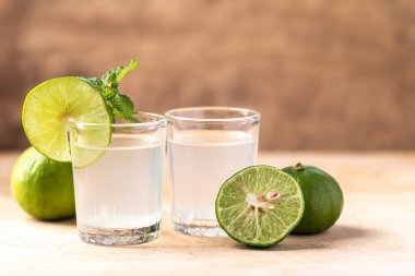 Taze limon meyveli limon suyu ve ahşap zemin üzerinde nane yaprağı yaz mevsiminde taze içecek.