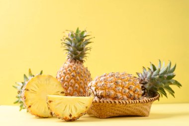 Sarı arka planda taze ananas meyvesi, tropikal meyve.
