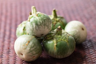 Organik Tayland patlıcan, Tayland mutfağında gıda malzemeleri, yerel çiftçi pazarından sebzeler.