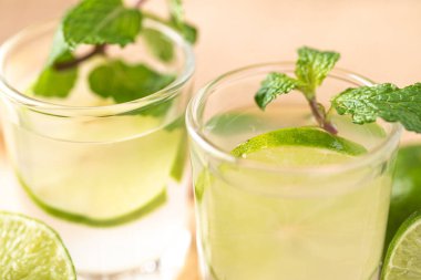 Limon suyunu taze limon ve nane yaprağı ile kapat, yaz mevsiminde taze içecek.