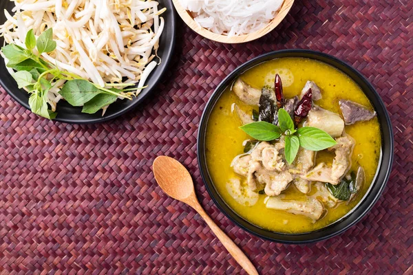 Tajskie Jedzenie Zielone Curry Kurczaka Jedzenie Makaronem Ryżowym Świeżych Warzyw — Zdjęcie stockowe