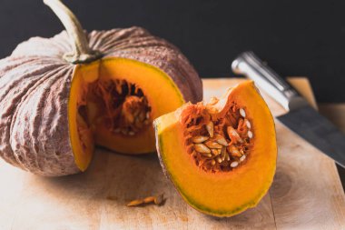 Tahta kesme tahtasında Asya balkabağı, yiyecek malzemeleri